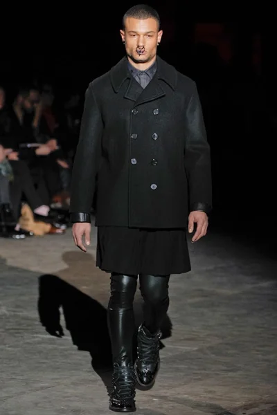 Look 16
